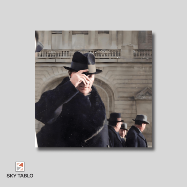 Atatürk'ün Şıklığı kare tablo yakından görünümü