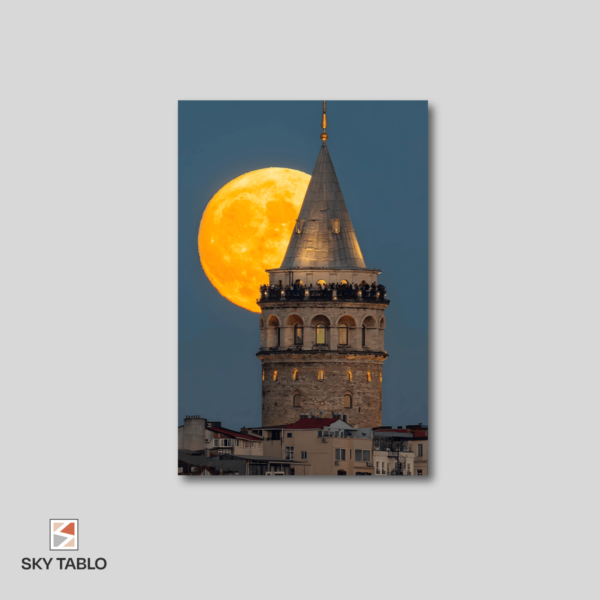 Ay ve Tarih Galata Kulesi Tablosu dikey tablo yakından görünümü