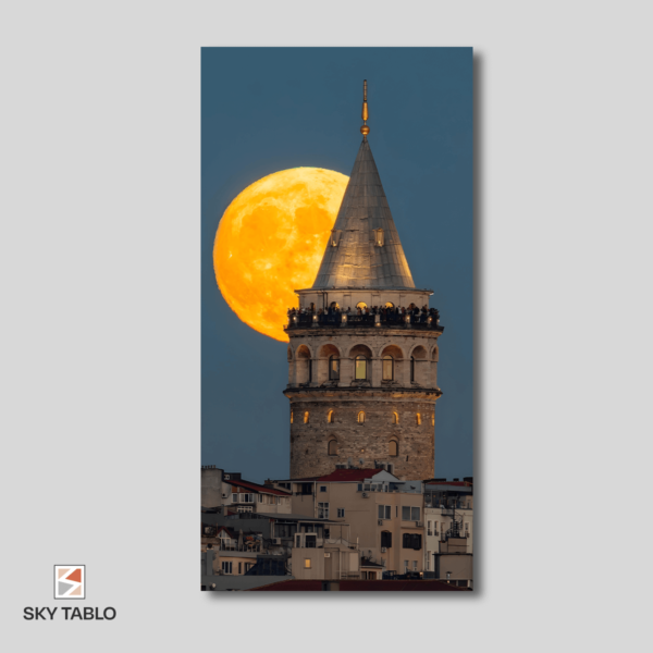 Ay ve Tarih Galata Kulesi Tablosu uzun dikey tablo yakından görünümü